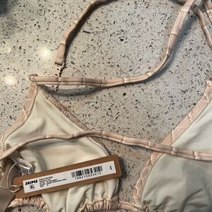 SKIMS SIGNATURE SWIM TRIANGLE BIKINI TOP | EGRET CROCODILE PRINT